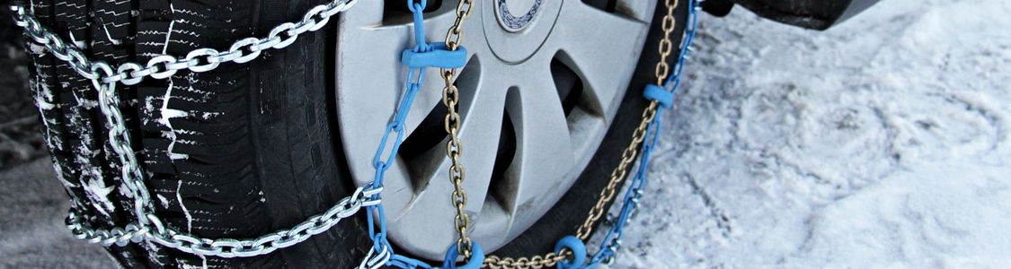 Winterreifen mit Schneeketten (Quelle: Pixabay)